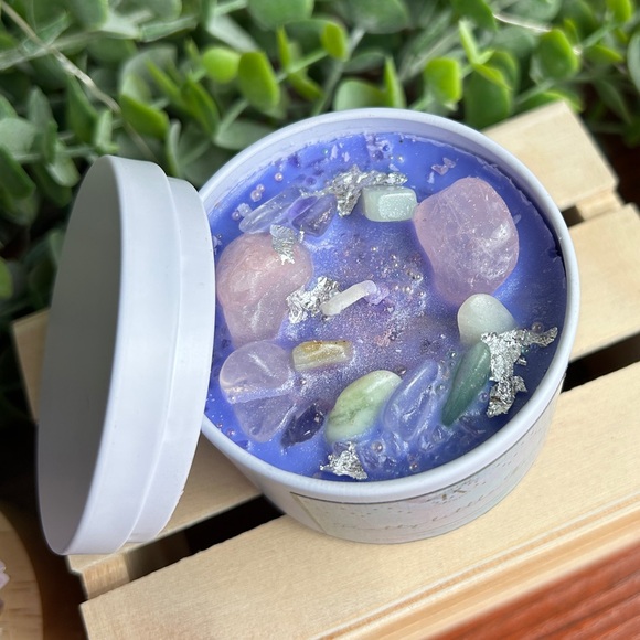 Pretty Little Thing Crystal Candle 🔮 - Picture 2 of 4